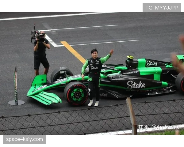 迈阿密大奖赛冲刺赛结果：诺里斯夺冠，佩雷兹、塞恩斯分列二三位